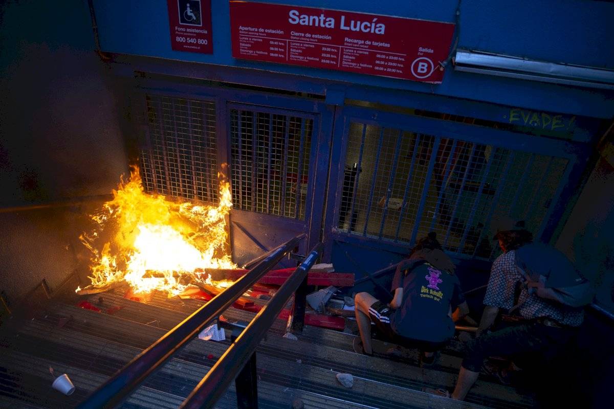 Protestas en Chile por alza en costo de transporte público