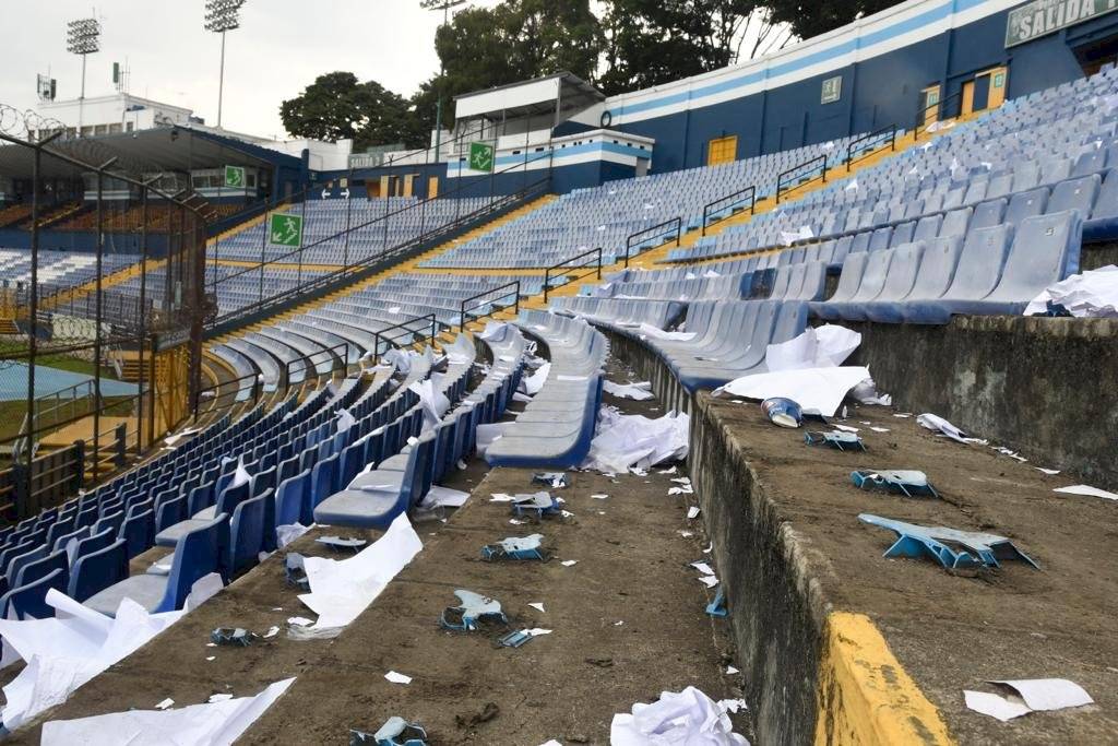 Destrozos en el estadio Doroteo Guamuch Flores