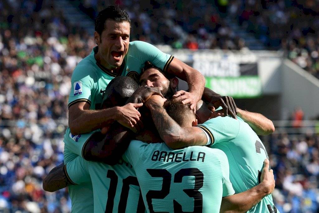 Partido Sassuolo vs Inter paracaidista del cielo