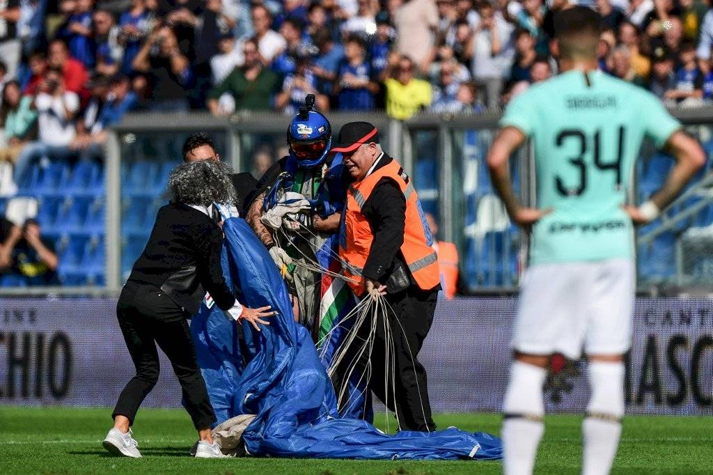 Partido Sassuolo vs Inter paracaidista del cielo