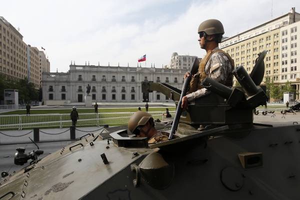 Polémica por logos de las policías y FF.AA. en franja del "rechazo" escala a La Moneda