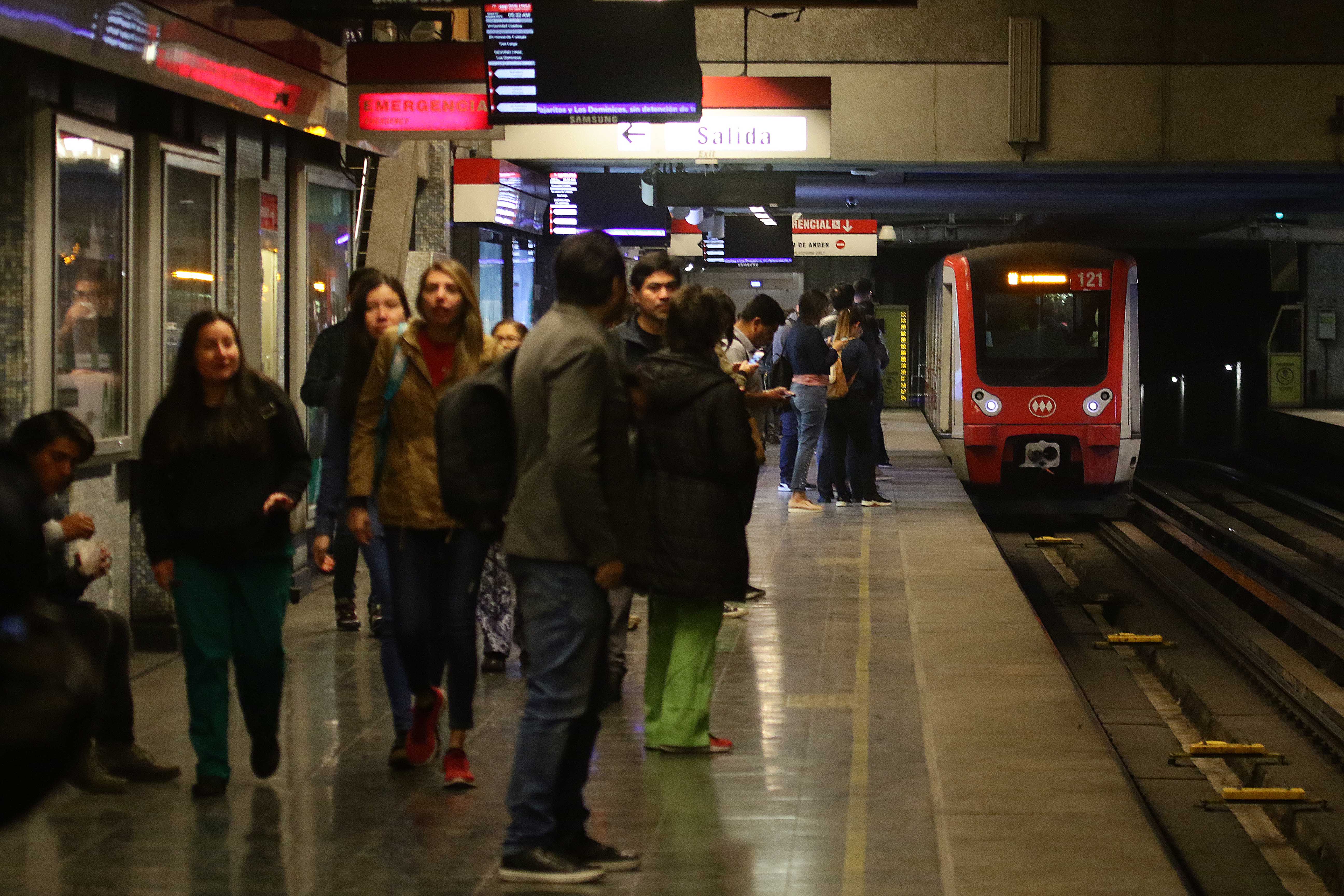 Trabajadores de Metro acusan a la empresa de querer quitarles beneficios para costear reconstrucción Trabajadores de Metro acusan a la empresa de querer quitarles beneficios para costear reconstrucción