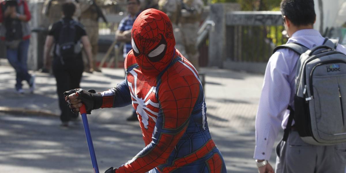 El "Estúpido y sensual Spiderman" se hizo parte de la limpieza de calles en Santiago