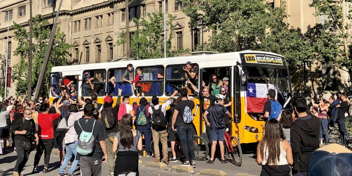 Las micros amarillas volvieron a Santiago en medio de las protestas