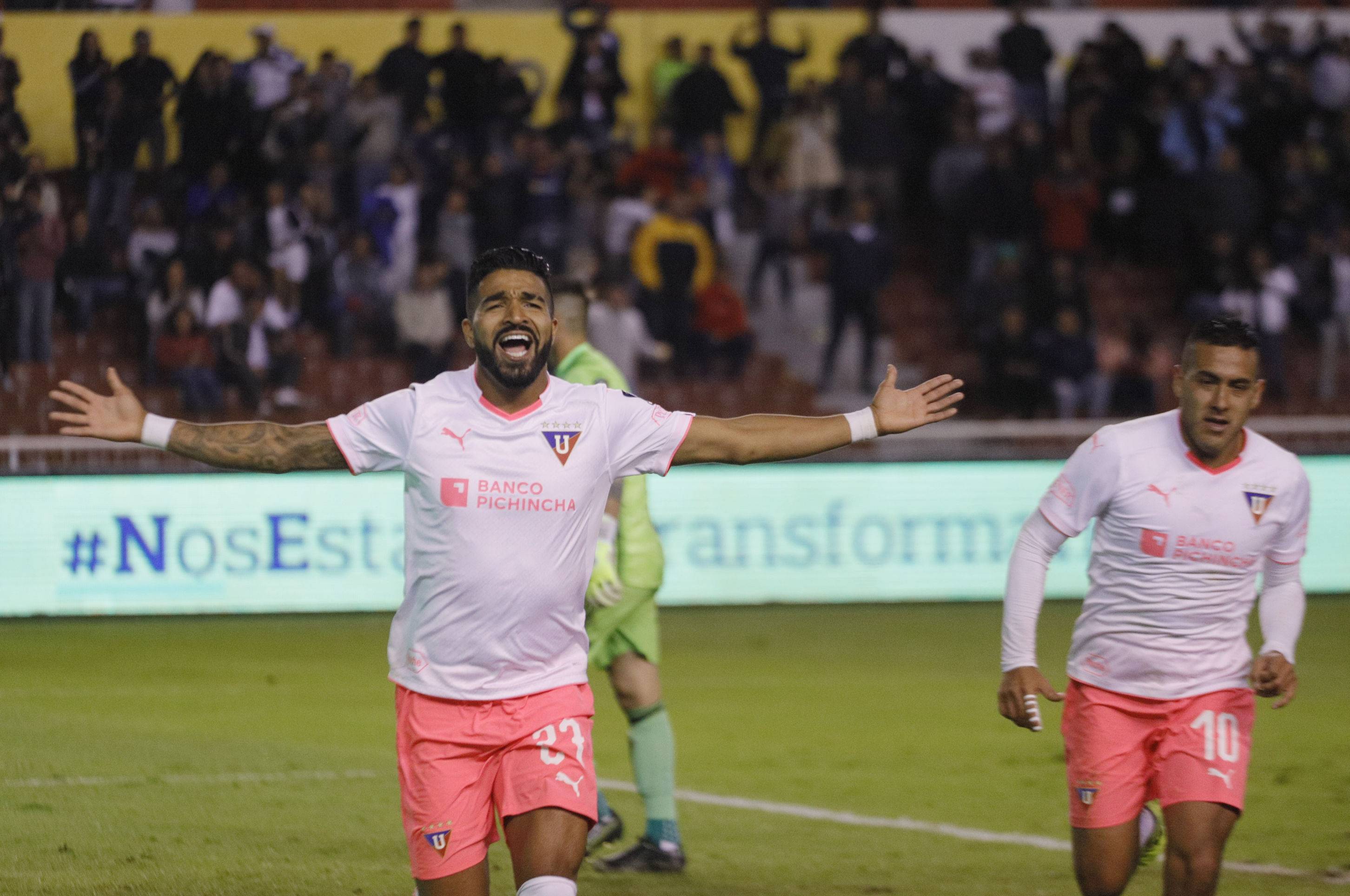 Rodrigo Aguirre en partido LDU vs Emelec