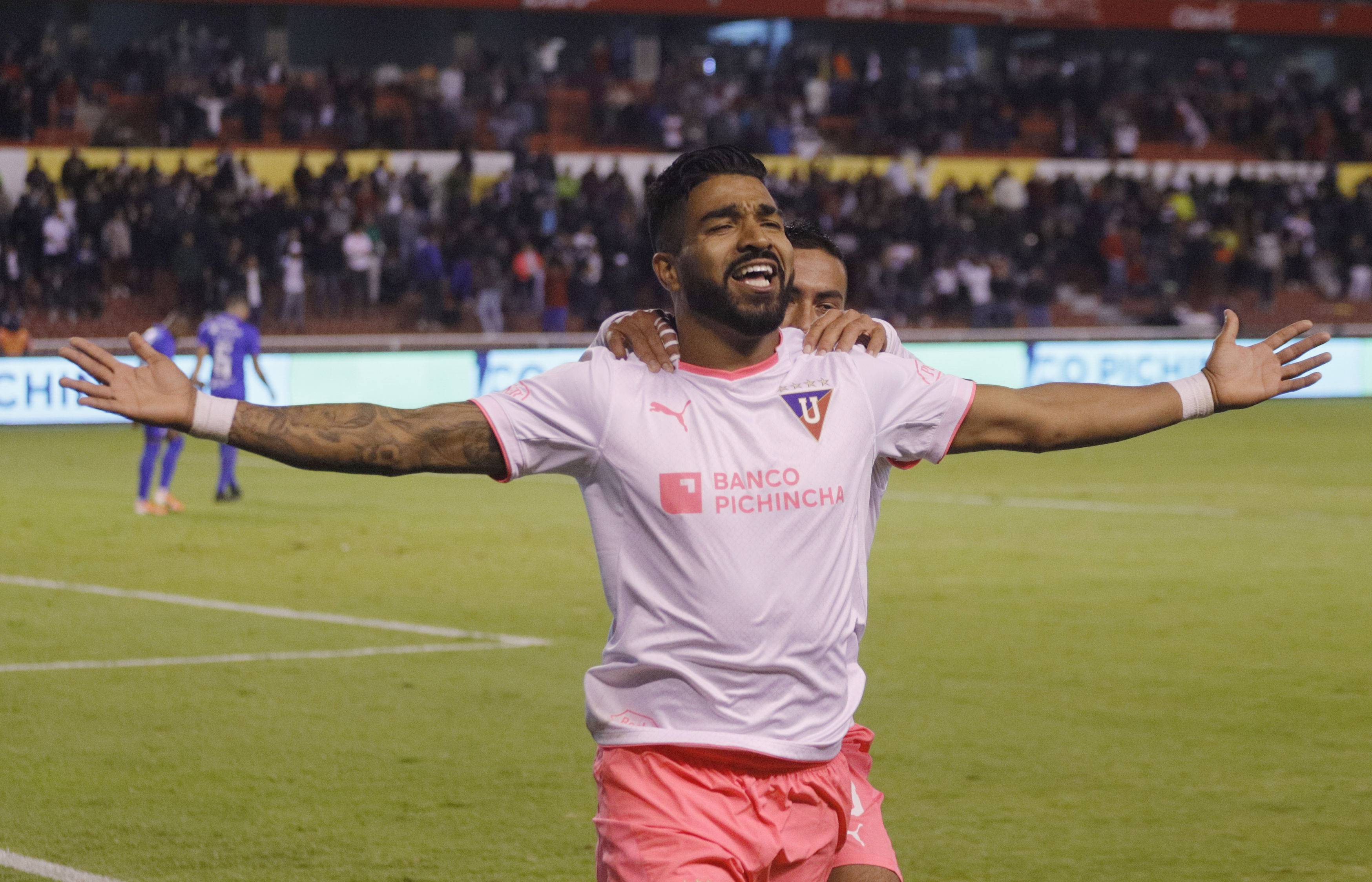 Rodrigo Aguirre en partido LDU vs Emelec