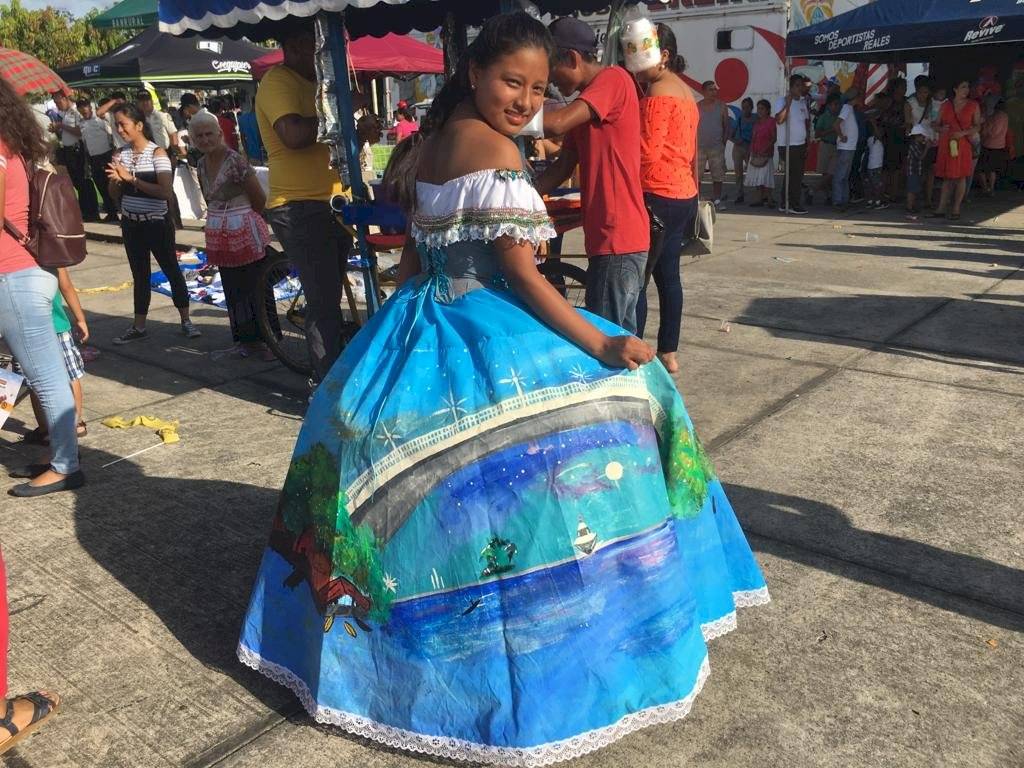 Wendoly Pérez y su elegante vestido en Izabal
