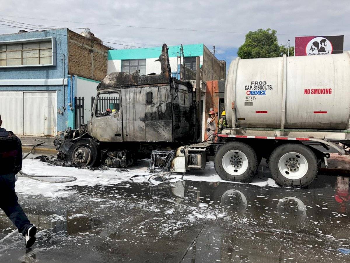 Desalojo en calles tapatías por amenaza de explosión de tráiler que transportaba diésel