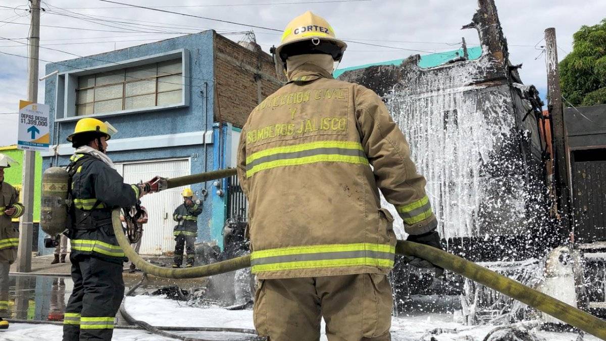 Desalojo en calles tapatías por amenaza de explosión de tráiler que transportaba diésel