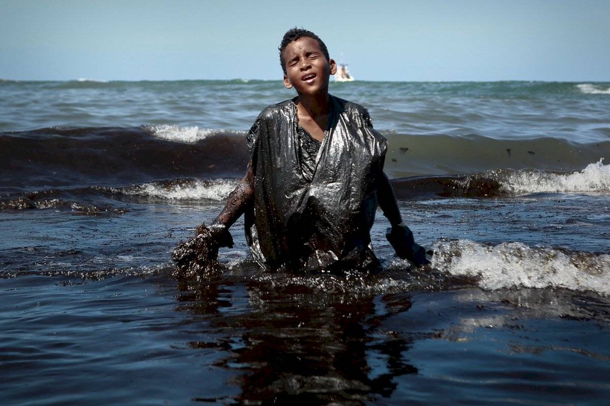 Un niño cubierto de petróleo: la catástrofe de la costa noreste de Brasil en imagen
