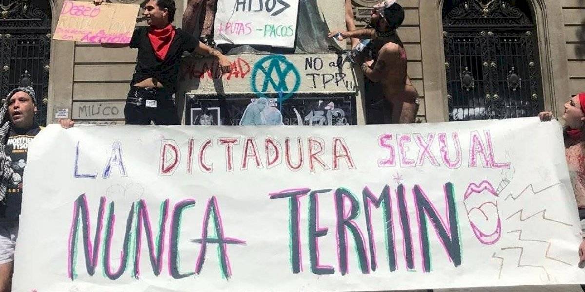 Dictadura Sexual: polémica por protesta con vibradores en frontis de la Universidad Católica