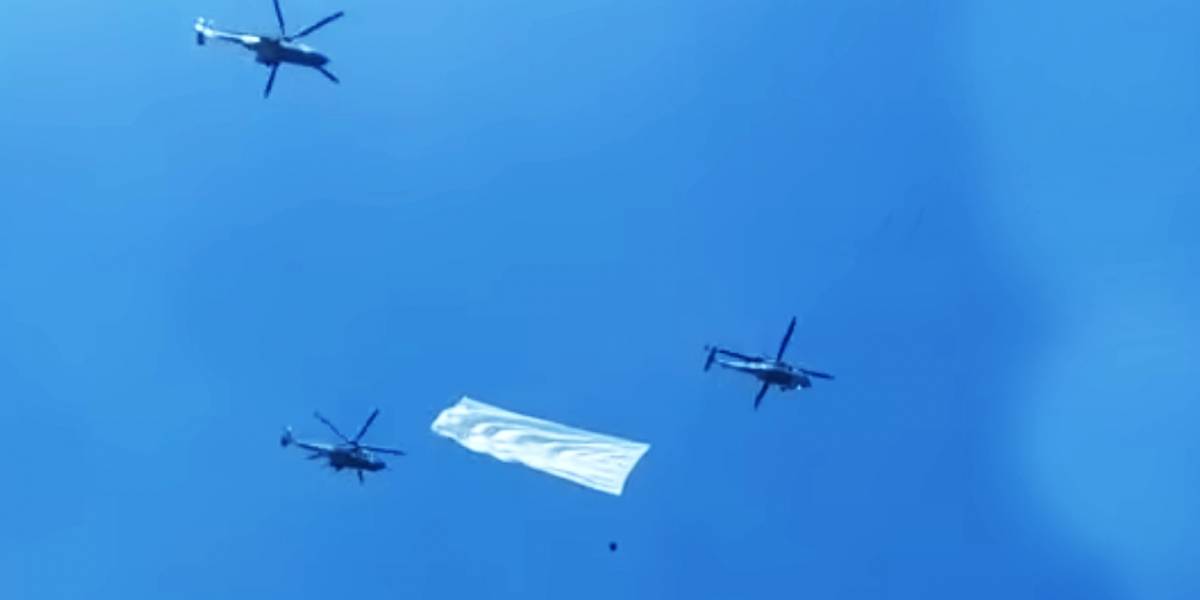 México: Tres helicópteros militares cargan una bandera blanca y todos lo malinterpretan