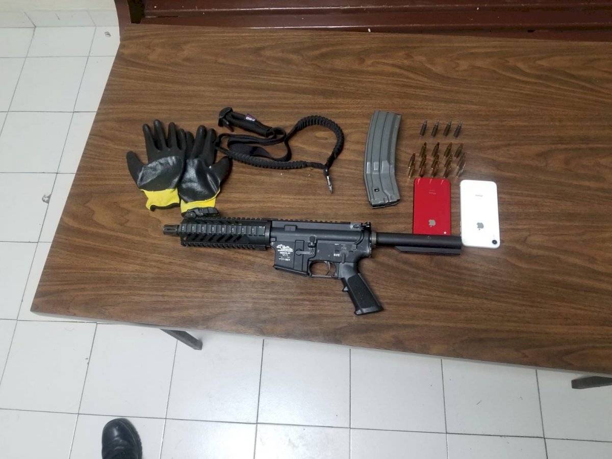 Sorprenden a dos jovencitos disparando hacia residencial en Naranjito - AR-15