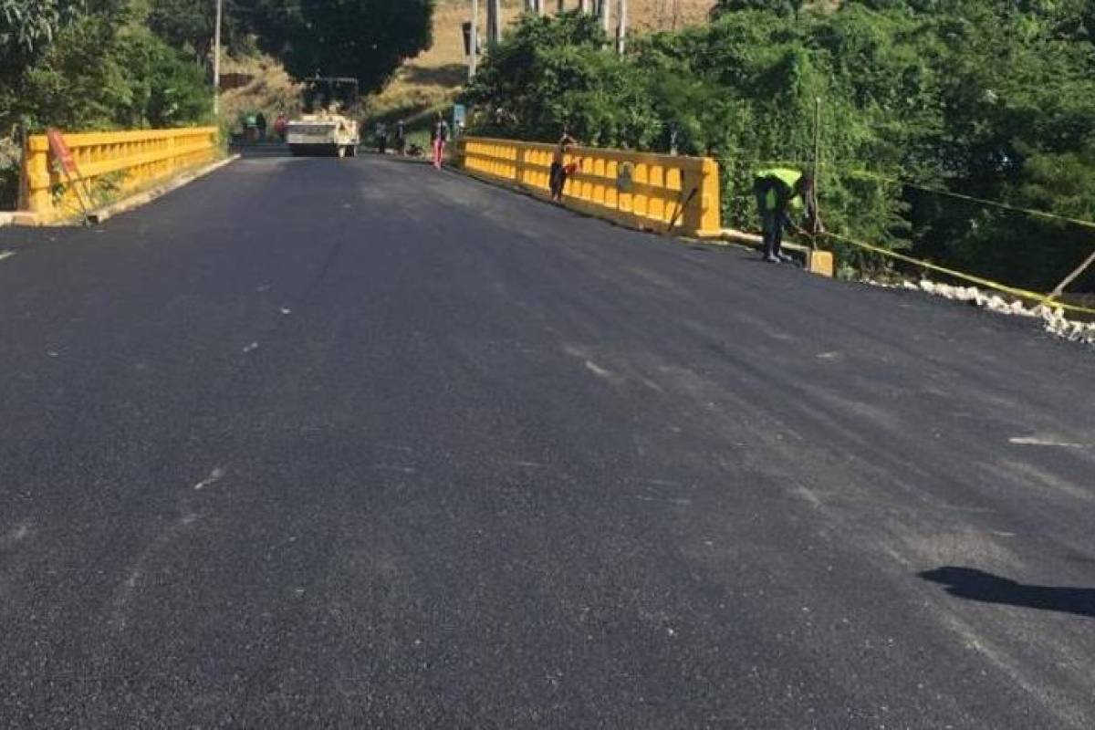 MOPC restablece tránsito por puente comunica a Vallejuelo con El Cercado - Metrord