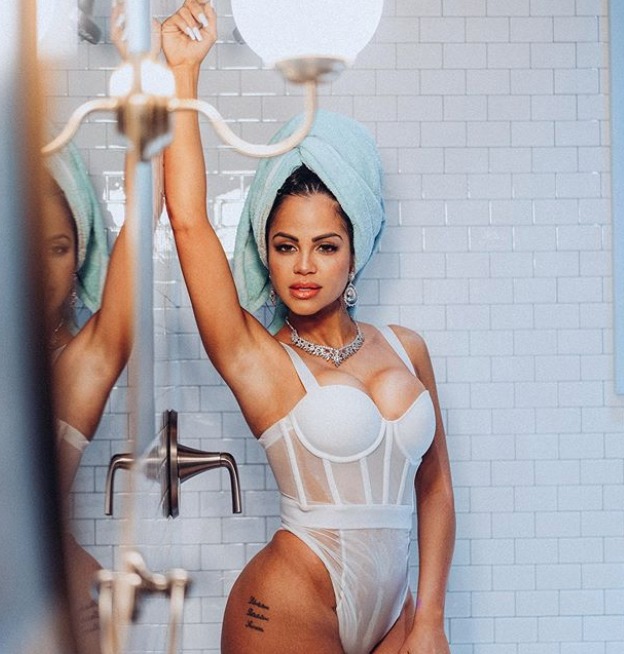 Natti Natasha se pasó con nueva foto en lencería blanca, transparente y mojada