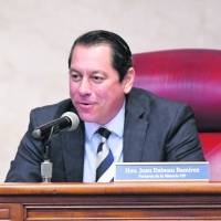Dalmau le contesta sutilmente a Rivera Schatz