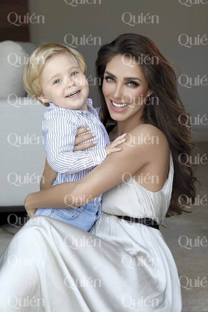 Anahí y su hijo