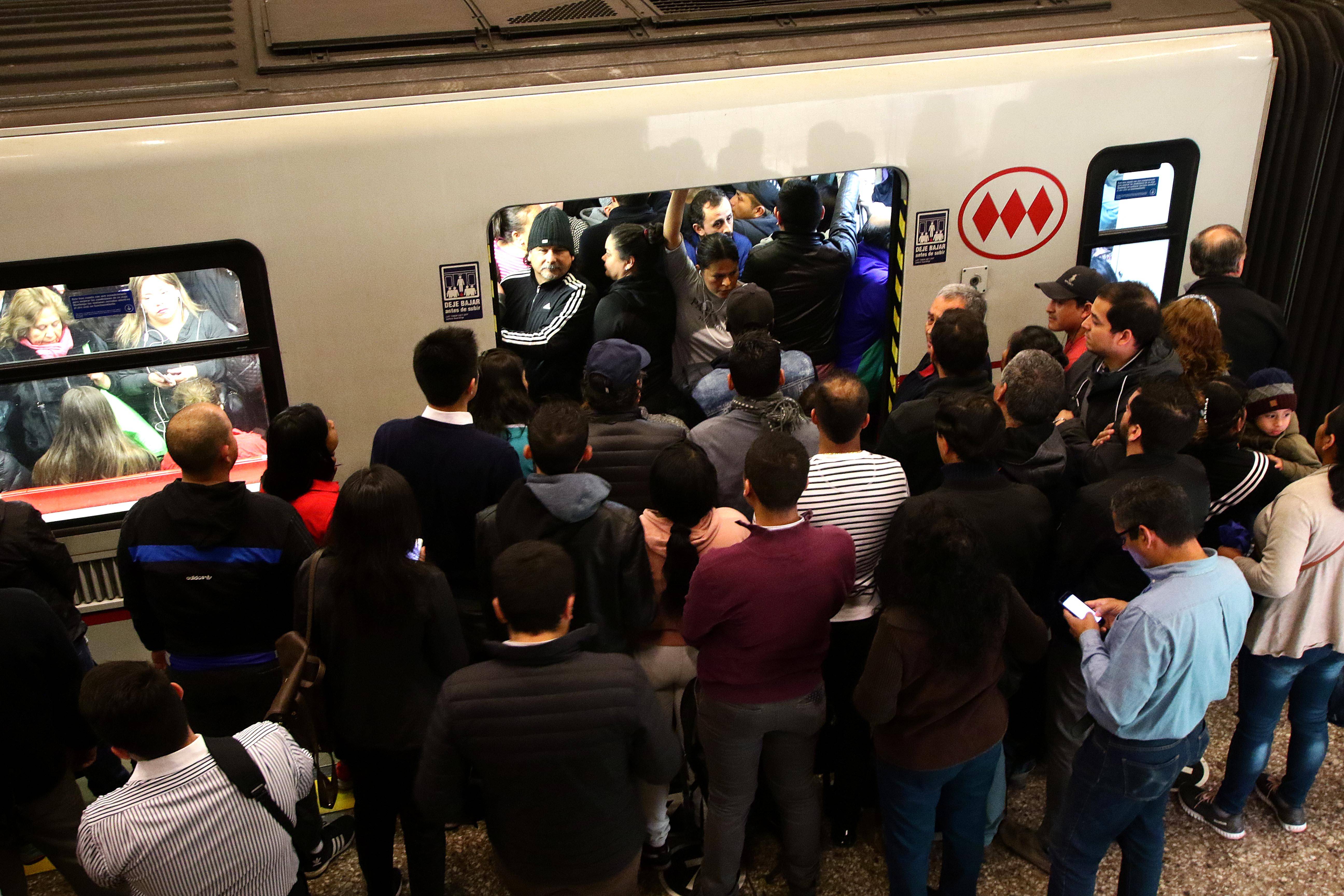 Metro de Santiago informa que tren averiado mantiene la Línea 5 suspendida