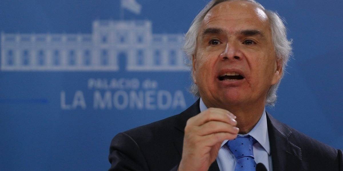 Abogado ingresó denuncia a la FNE por colusión de medios de televisión organizada por Andrés Chadwick