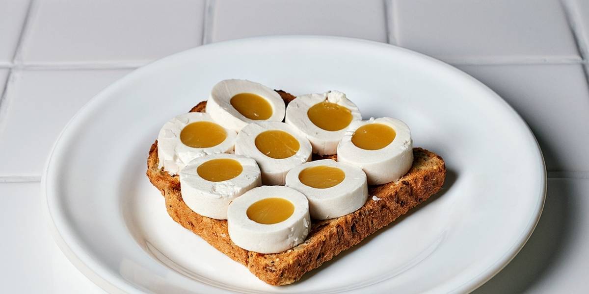 Diseñadora crea un huevo con proteína de guisante: tiene cáscara, yema y clara