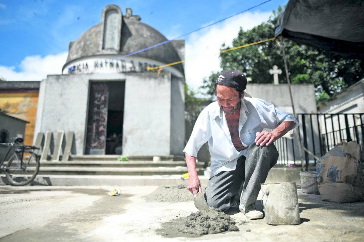 Los trabajos en el cementerio no faltan