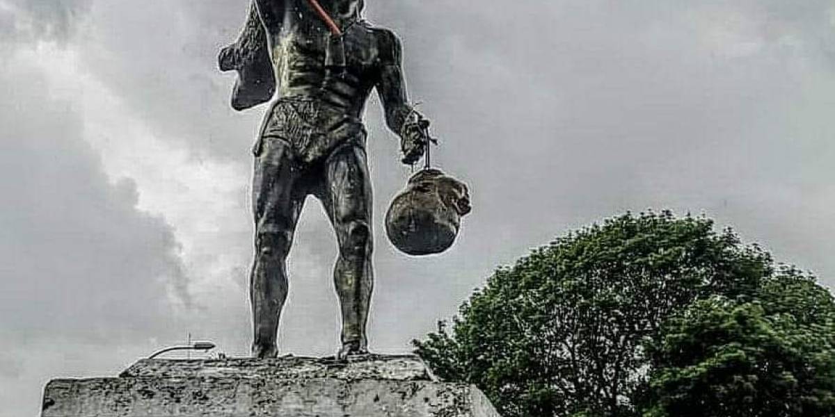 Video: Grupo de manifestantes quitan busto de estatua militar y ponen su cabeza en manos de Caupolicán