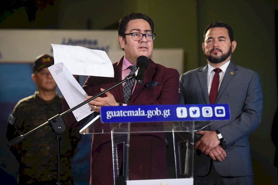 Yury Arana mostró un documento firmado por autoridades de Nahualá y Santa Catarina Ixtahuacán