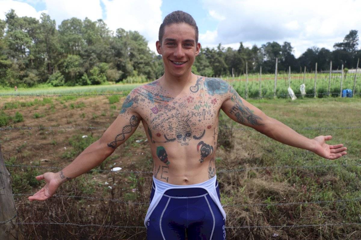 Luis López y sus tatuajes en la Vuelta Ciclística