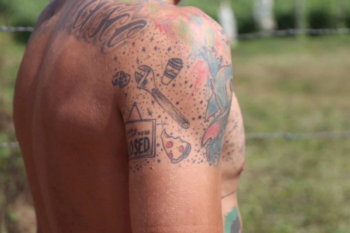 Luis López y sus tatuajes en la Vuelta Ciclística