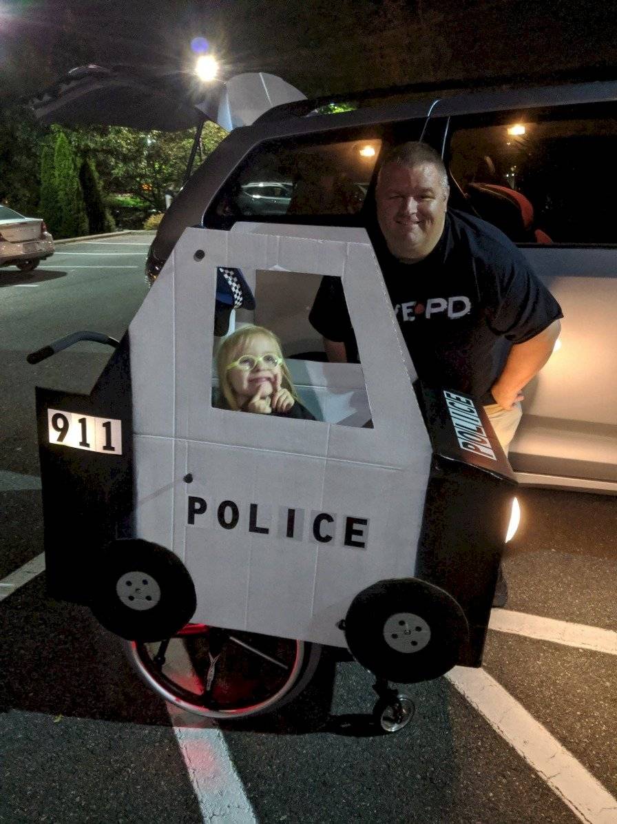 niña policía patrulla Halloween