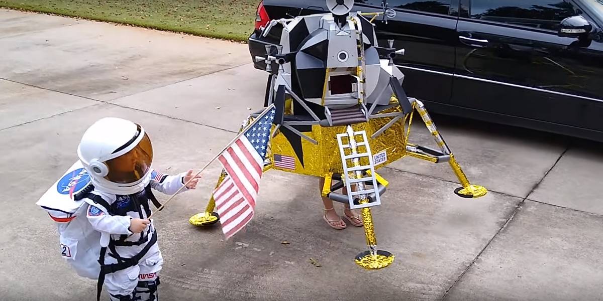 Hermanas se disfrazan de astronauta y módulo lunar para ganar Halloween