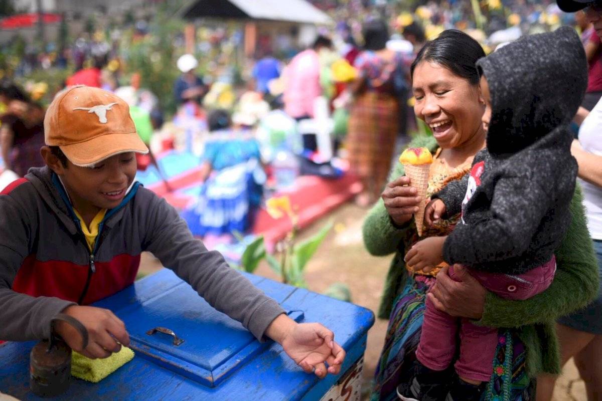 Familias acuden al cementerio de Sumpango