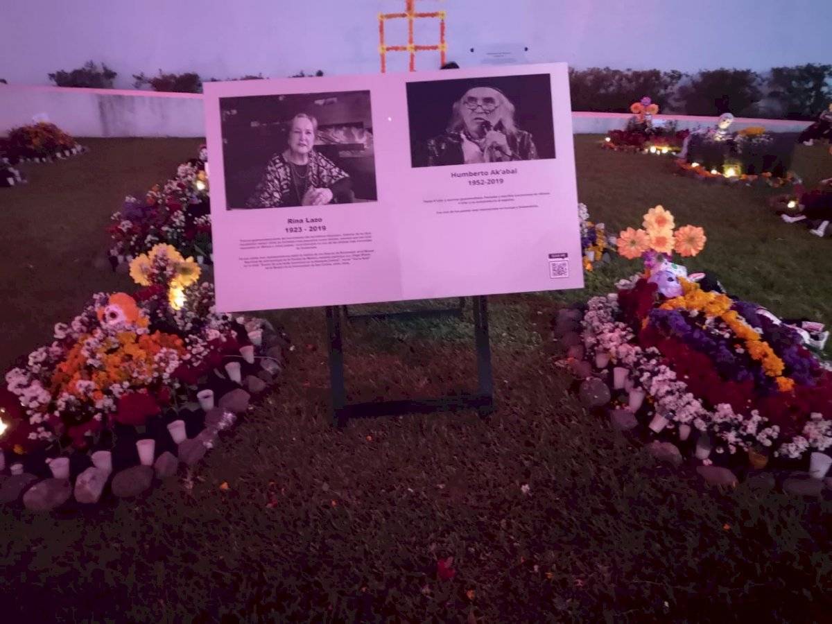 Altar en honor a Rina Lazo y Humberto Ak