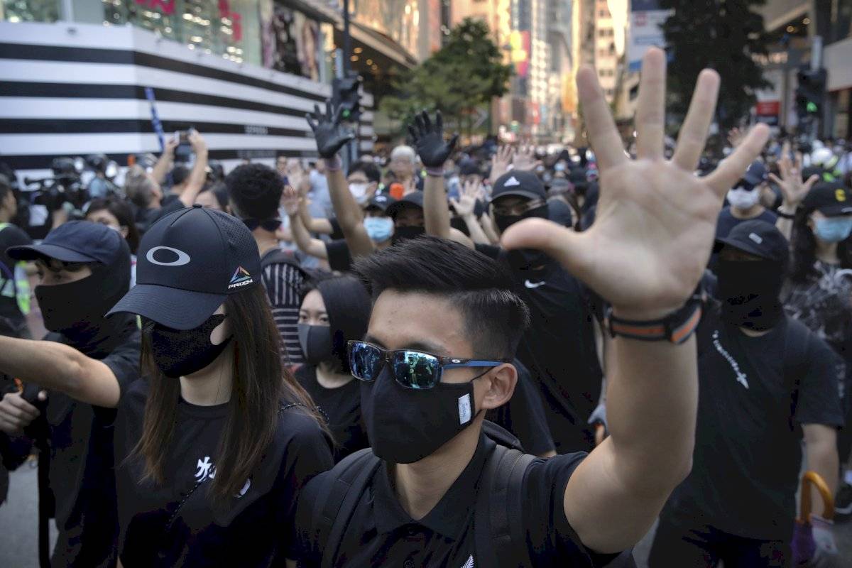 Manifestantes en Hong Kong desafían la prohibición de portar máscaras