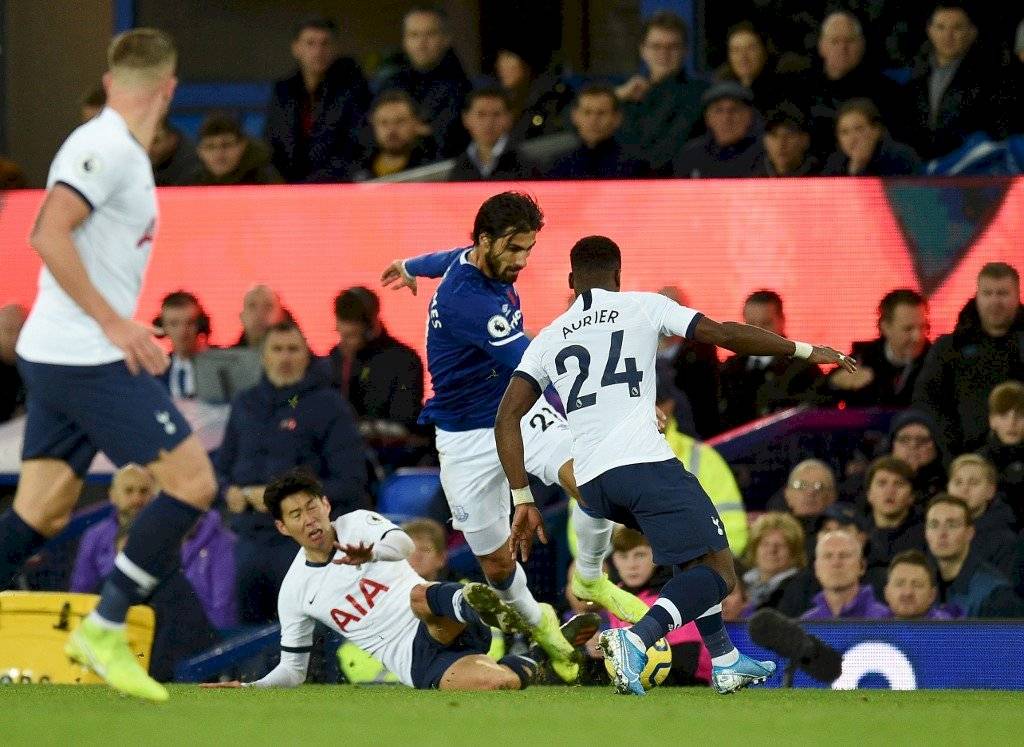 André Gomes lesión foul Son