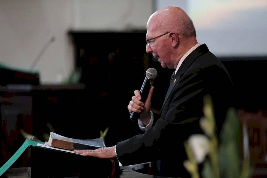 Pastor Luis Fernando Solares hace una oración por Guatemala