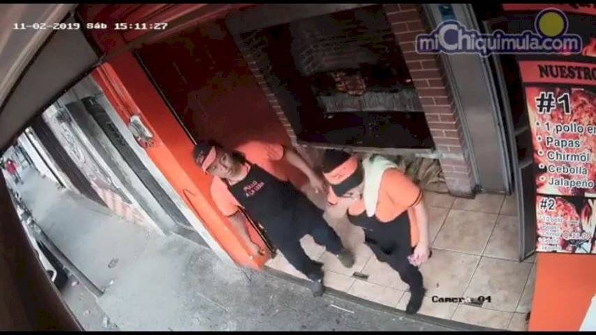 Las cámaras de seguridad captaron el momento justo cuando un joven roba un pollo rostizado.