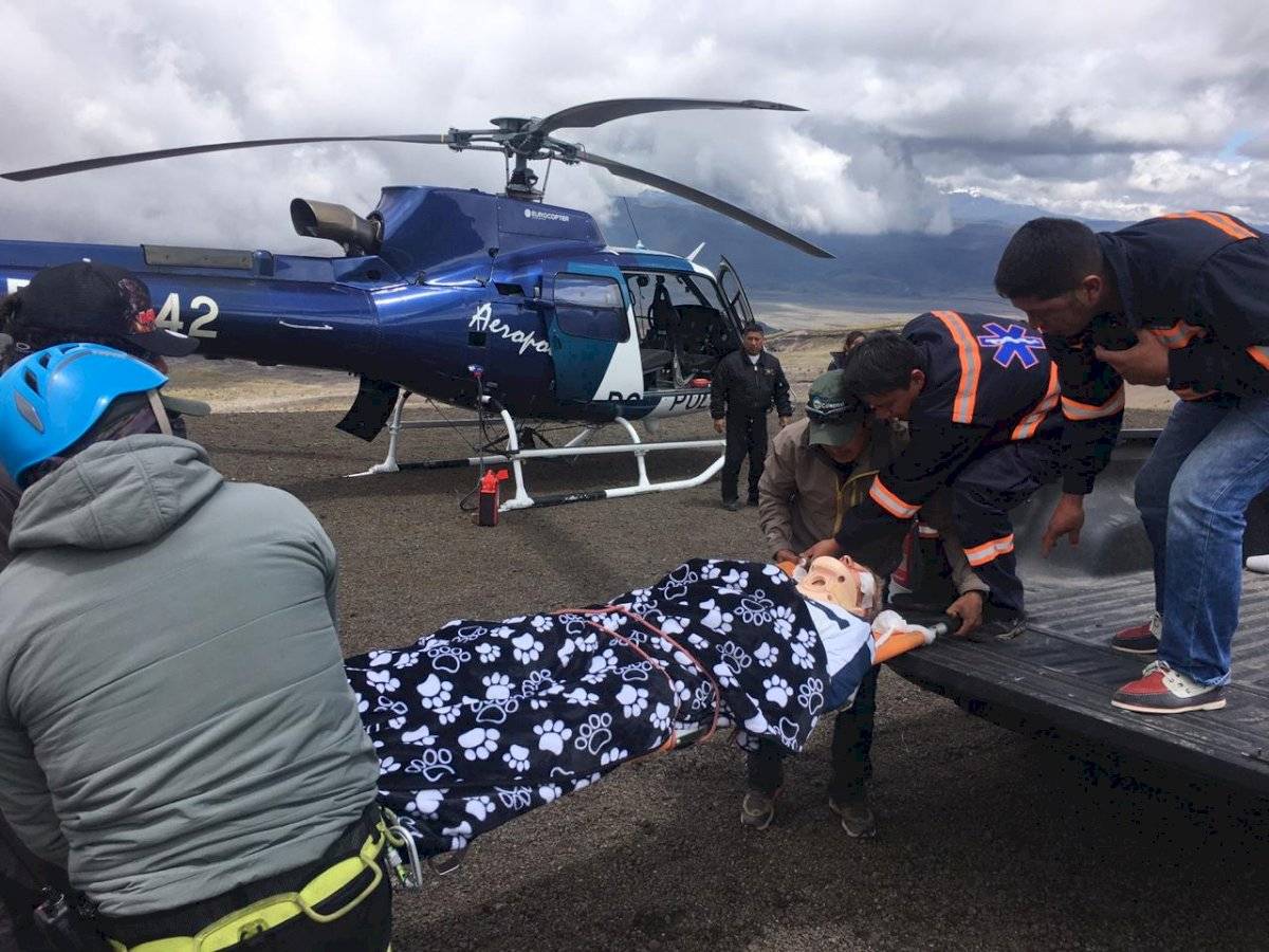 Una extranjera fallecida y dos heridos al caer en grieta del volcán Cotopaxi