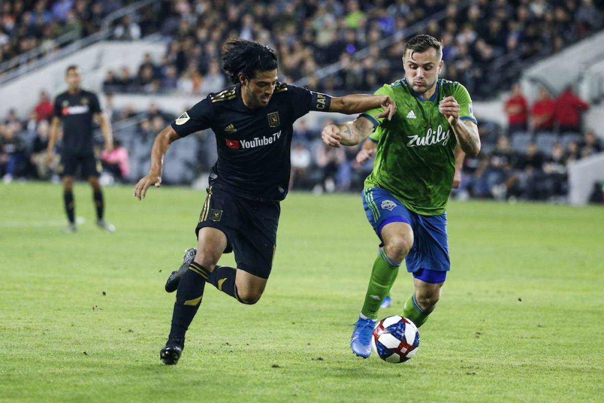 Carlos disputando un balón