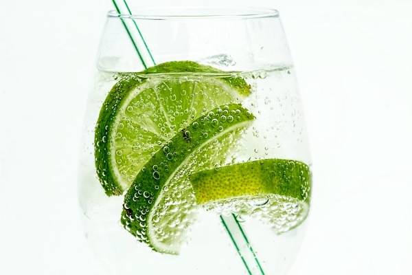 Que beneficios tiene tomar agua tibia con limon y miel