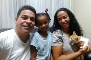 Família reunida. Da equerda para a direita: Eraldo, Nicole e o felino Nicolas.