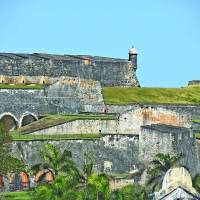 Joven turista en estado crítico tras caer de una muralla en San Juan