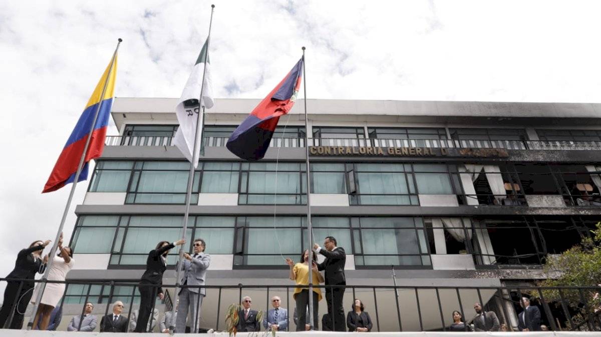 Izada de banderas en la Controlaría