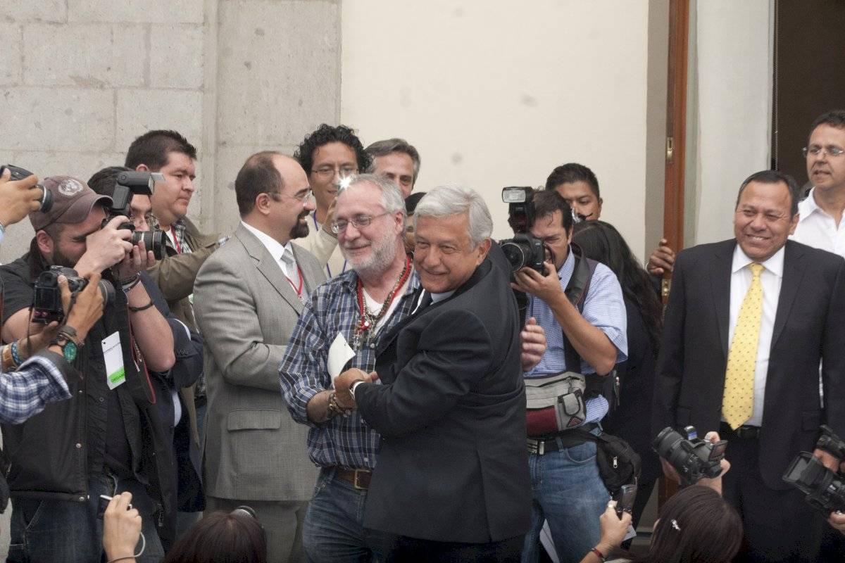 Andrés Manuél López Obrador cuando era candidato presidencial y Javier Sicilia.