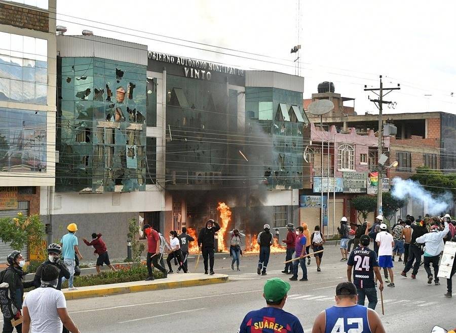 Una turba incendió la Alcaldía de la ciudad boliviana de Vinto, cuya alcaldesa, la oficialista Patricia Arce, fue arrastrada por calle y vejada hasta que fue rescatada por la Policía