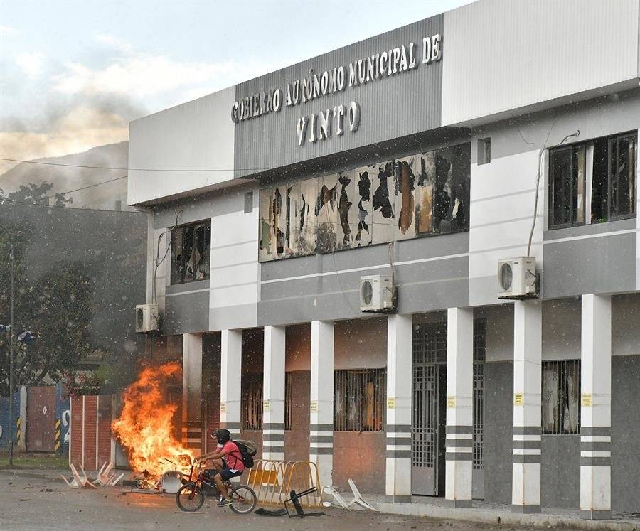 Una turba incendia un ayuntamiento y veja a su alcaldesa en Bolivia
