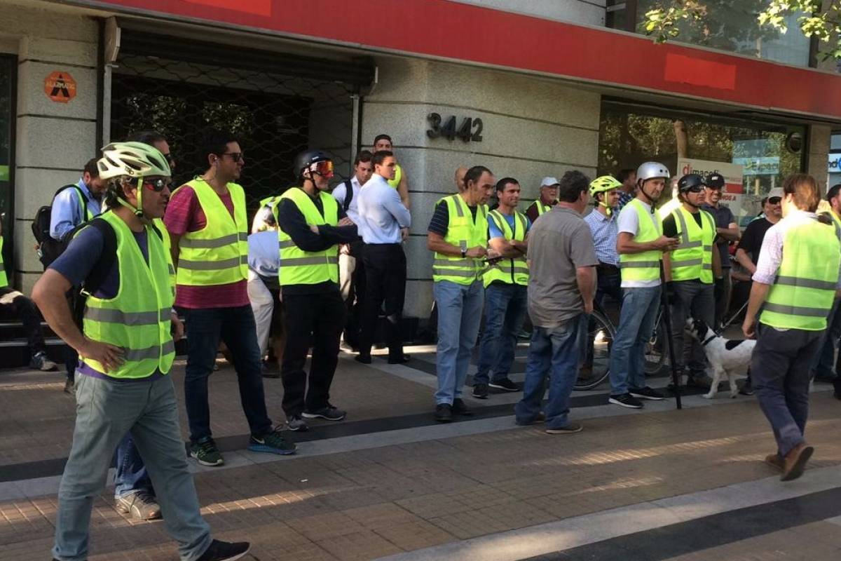 Barricadas y saqueos se registran en Providencia: Chalecos Amarillos están movilizados en la zona - Publimetro Chile