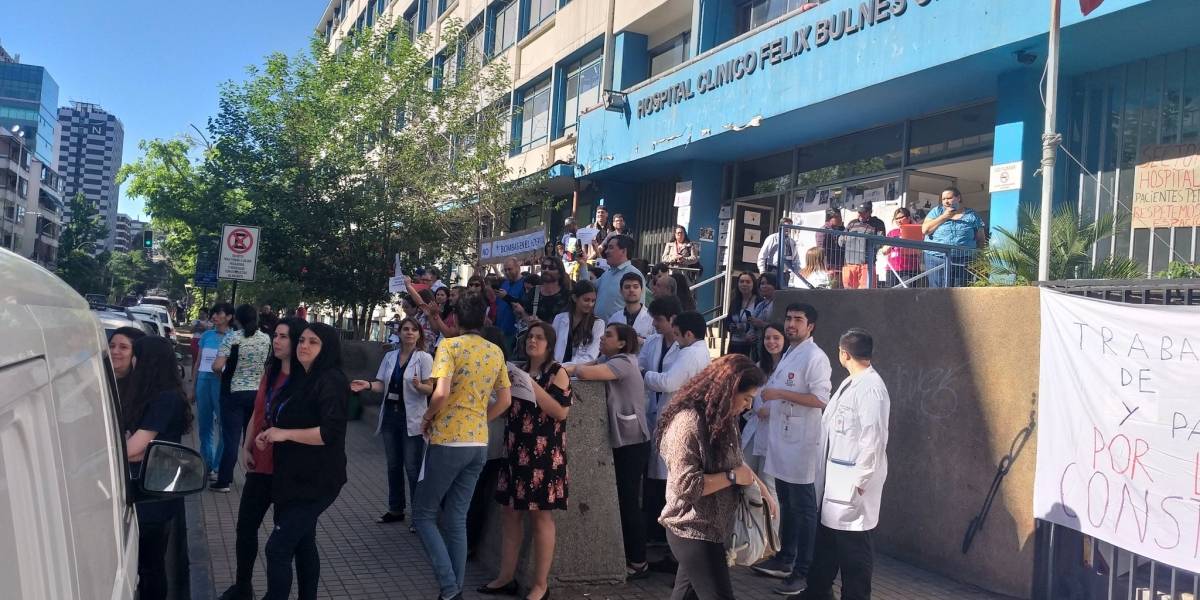 Funcionarios del Hospital Felix Bulnes hacen barrera humana para protestar por bombas lacrimógenas de Carabineros