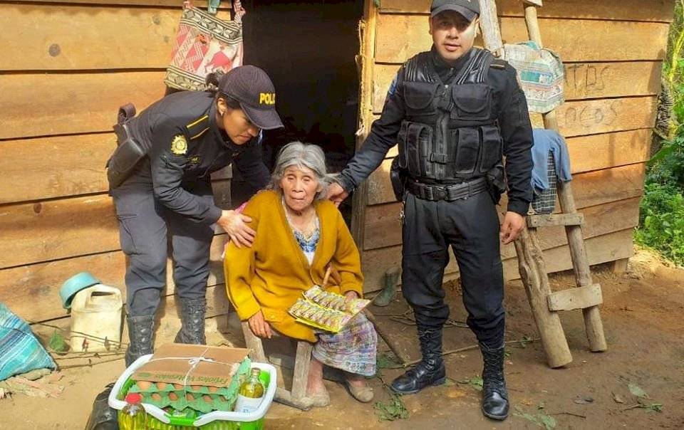 PNC apoya a anciana en Huehuetenango