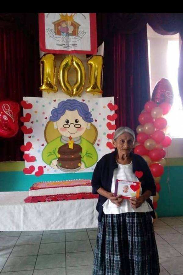 PNC apoya a ancianos en Alta Verapaz